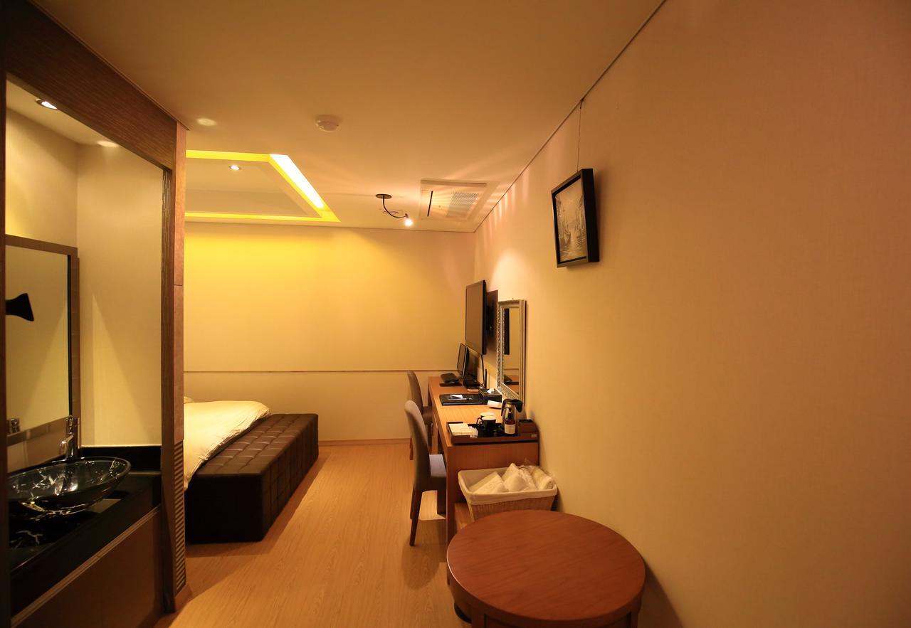 Gallery Tourist Hotel Tongyeong Exteriör bild